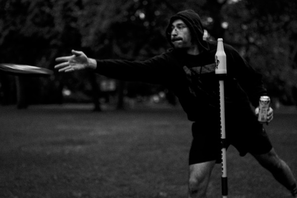 Mischka spielt Frisbier mit Frisbee