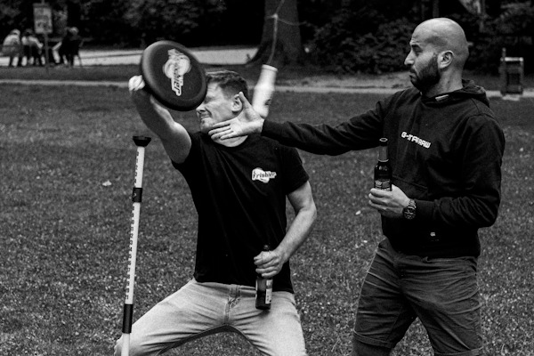 tzvenson-pepe-frisbier Tzvenson und Pepe beim Frisbier spielen